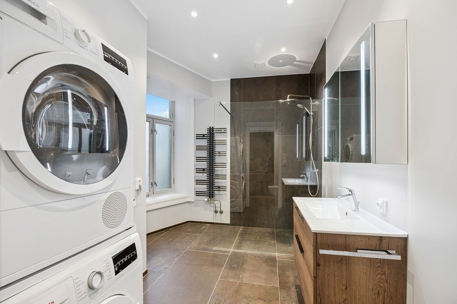 Nylig renovert bad med vaskesøyle Galleribilde