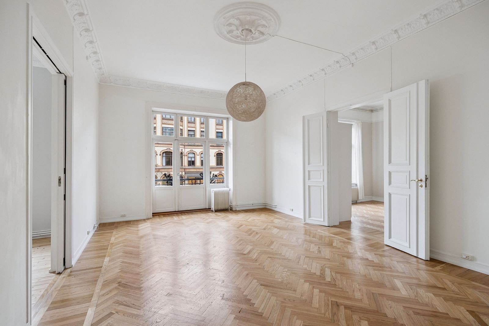 Stue med utgang til balkong. Galleribilde