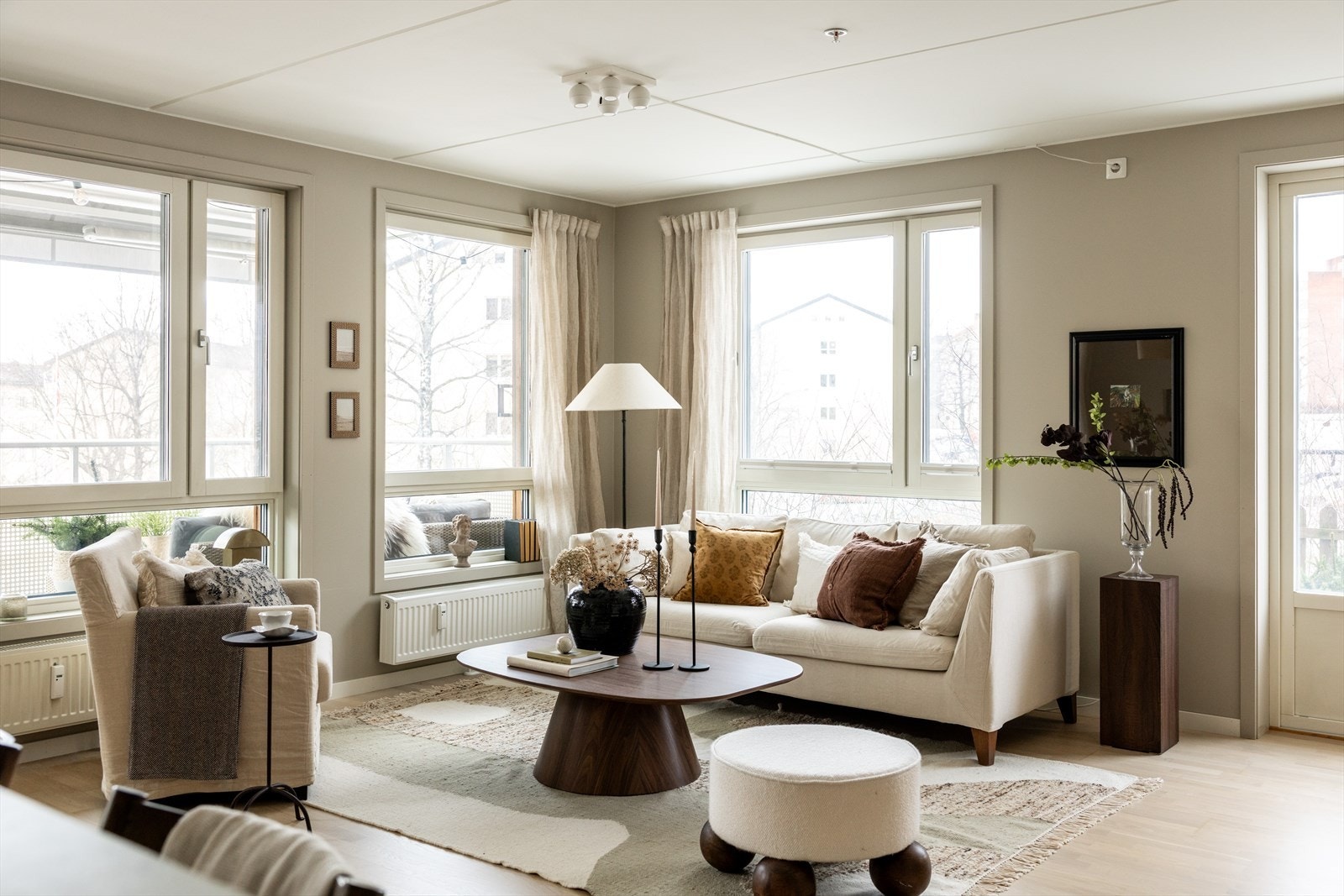 Hjørneleilighet med store vindusflater som sørger for rikelig med innslipp av naturlig lys. Galleribilde