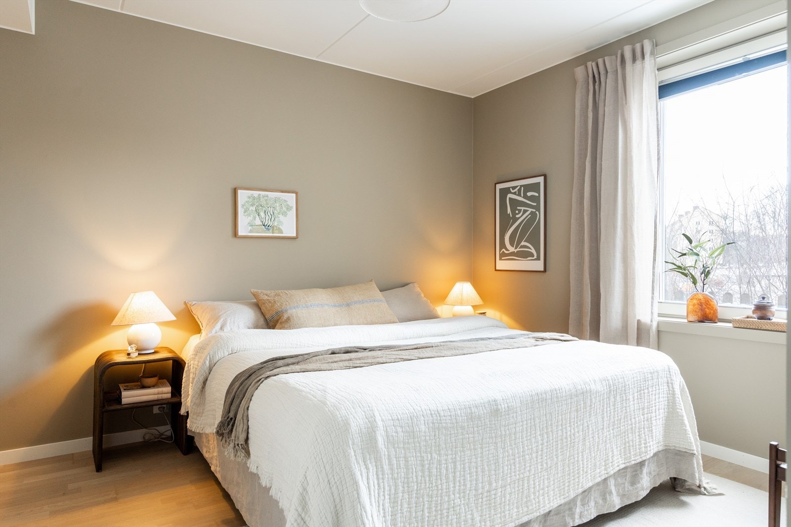 Hovedsoverommet er av god størrelse med plass til dobbeltseng, nattbord og tilhørende møbler. Galleribilde