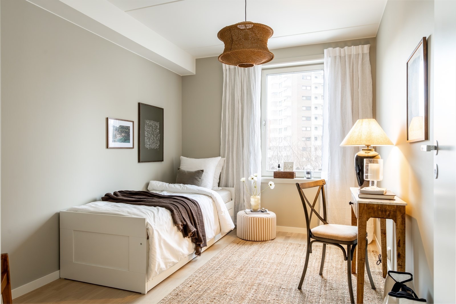 Soverom 2 - Boligens andre soverom er også av god størrelse, med plass til seng samt tilhørende møbler. Galleribilde