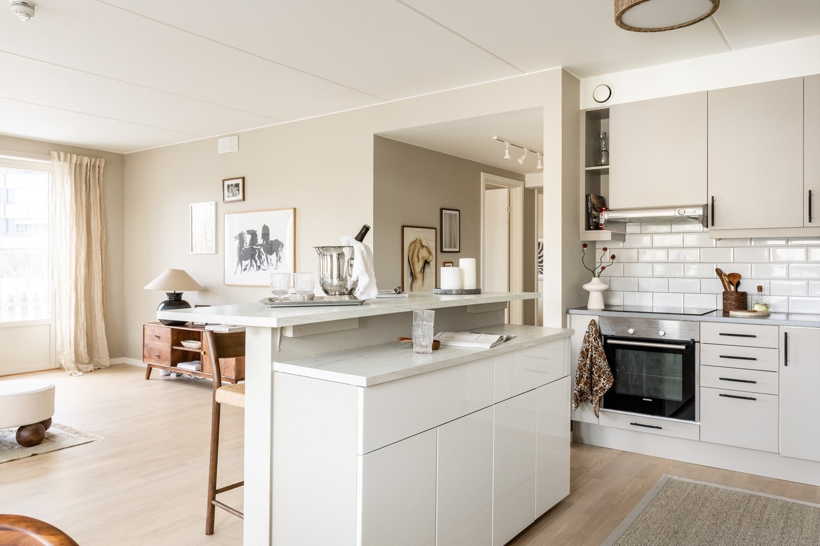 Kjøkkenet er godt tilpasset med rikelig skapplass og en praktisk kjøkkenøy som gir ekstra benkplass. Galleribilde