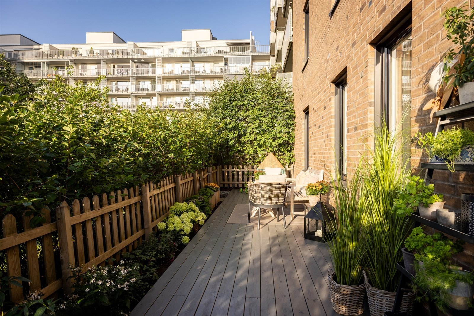 Fra stuen er det direkte adkomst til den flotte markterrassen på hele 33 kvm, som gir en naturlig forlengelse av boligen. Galleribilde