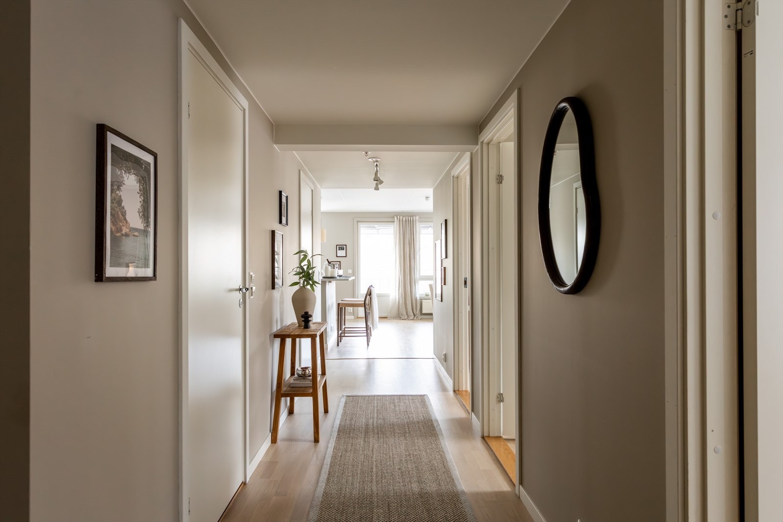 Leiligheten har en lys og åpen entré som gir et umiddelbart godt førsteinntrykk. Galleribilde