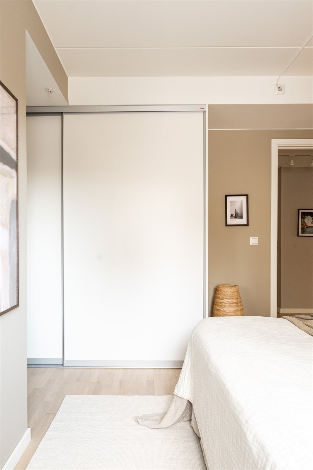 Videre er det gode oppbevaringsmuligheter i skyvedørsgarderoben. Galleribilde