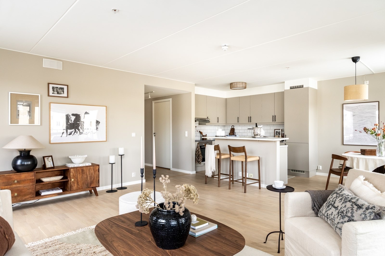 Planløsningen åpner for flere møbleringsmuligheter med god plass til sofagruppe og tilhørende møbler. Galleribilde