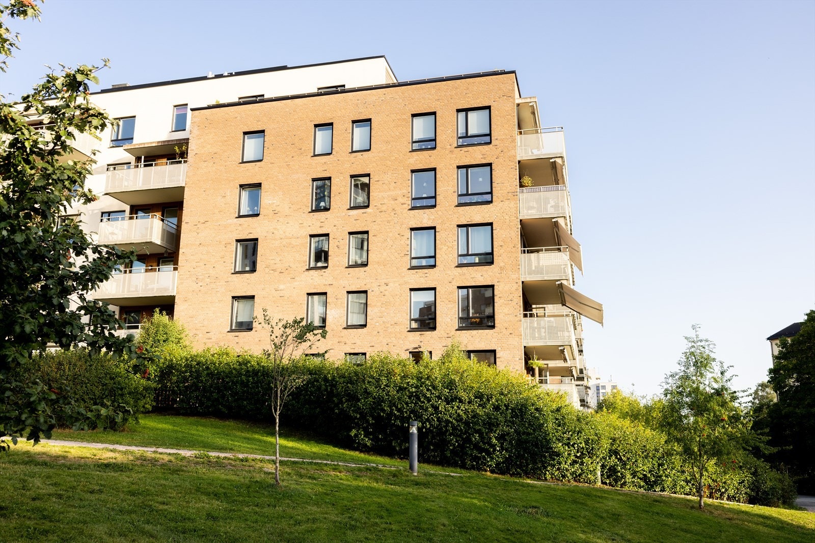 Sameiet består av 34 boligseksjoner og leiligheten ligger i en høy 1.etasje. Galleribilde