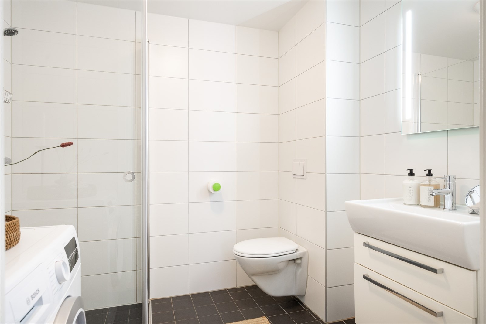 Boligen har også et pent flislagt gjestebad med elektrisk gulvvarme! Galleribilde