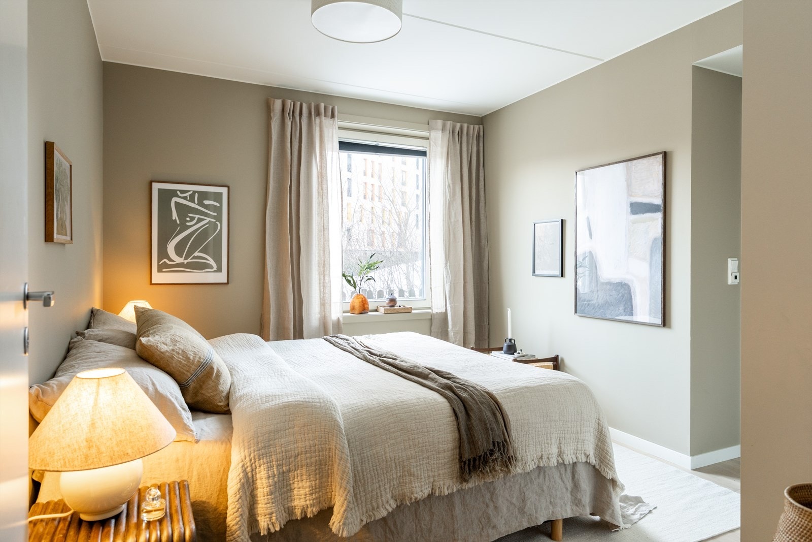 Overflatene er malt i en delikat tone som skaper en behagelig atmosfære. Galleribilde