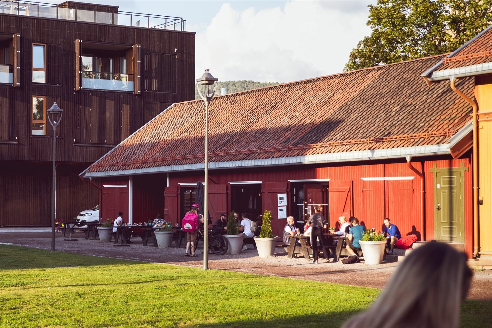 Dette er et nytt område bestående av flere servicetilbud som blant annet en stor Meny, Lille O, Kompis, Lille Saigon 1, lillo lounge, blomsterforretning, apotek, kafé m.m. Galleribilde