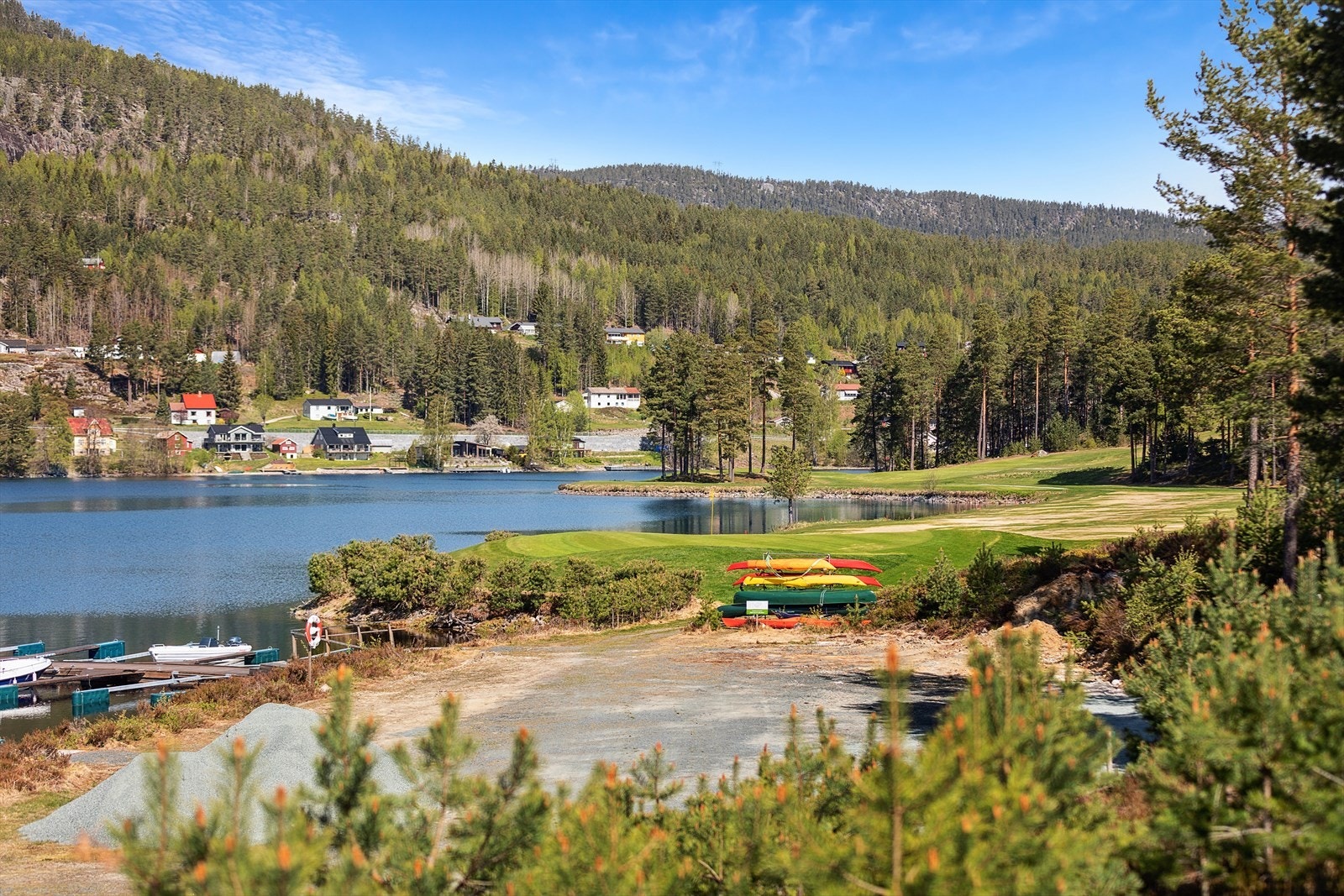 Vrådal er kjent for sin vakre golfbane med hyggelig miljø og kafe! Kon få minutters kjøring fra hytta. Du kan også ta båten over! Galleribilde