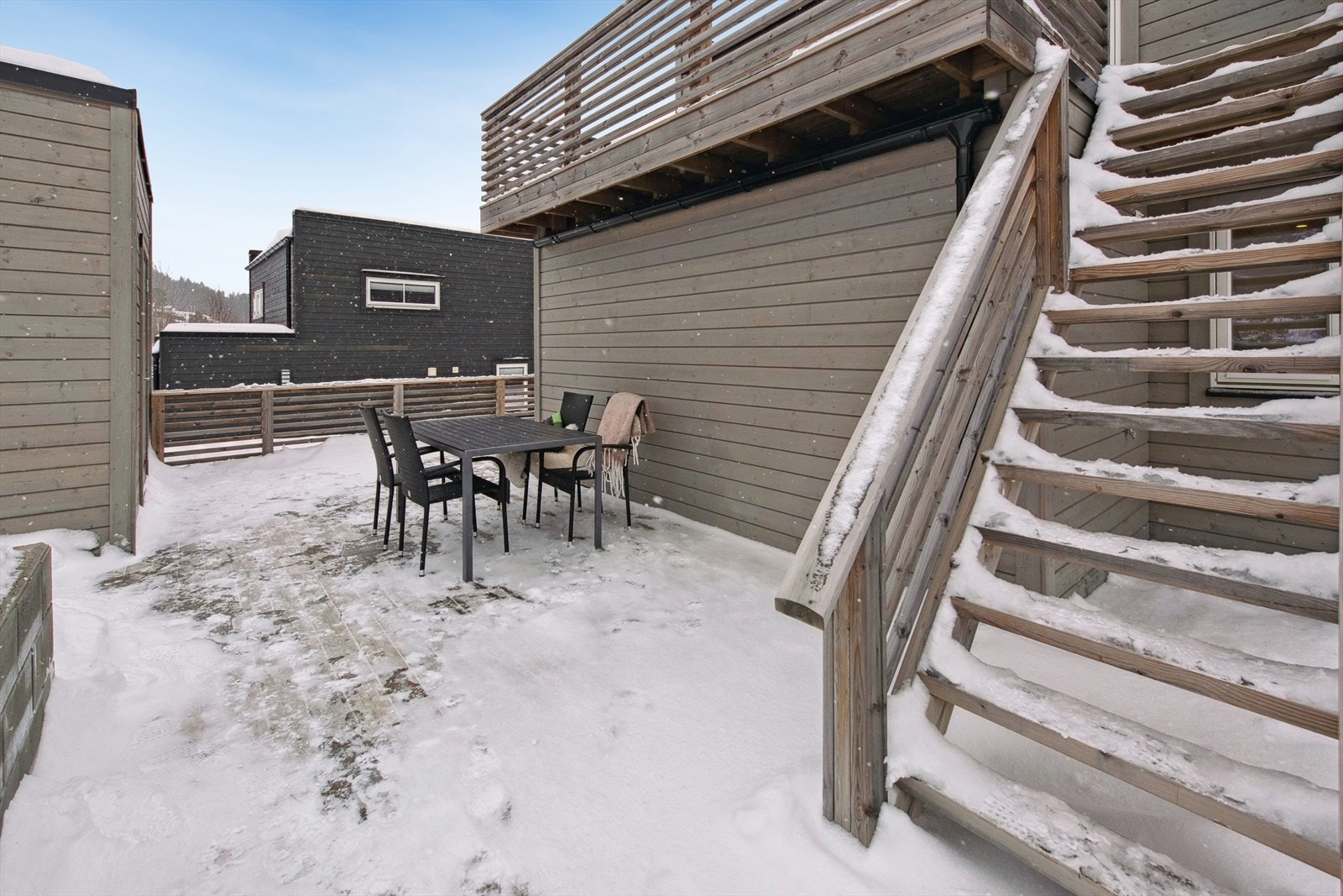 Lun og hyggelig uteplass i 1. etasje. Galleribilde