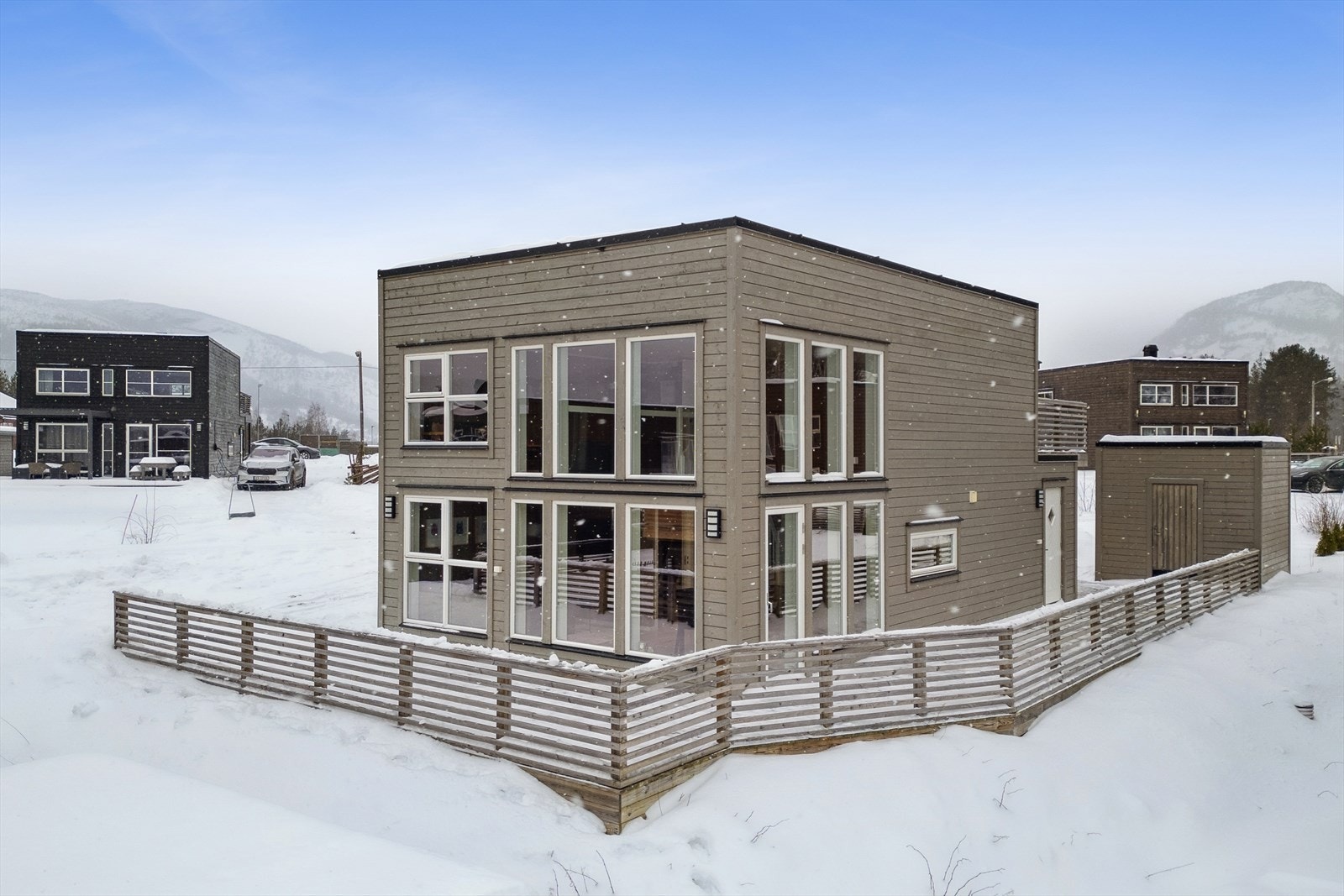 Fritidsboligen er bygget i funkisstil og fremstår som lettstelt, funksjonell og moderne. Galleribilde