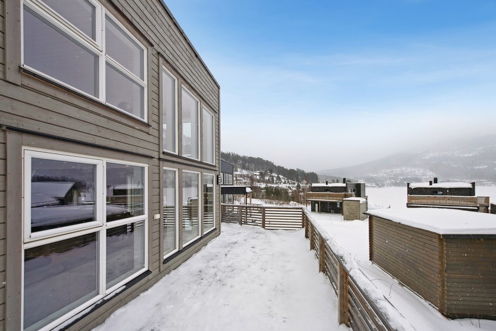 Stor terrasse med god plass til uteaktiviteter både sommer og vinter. Her kan man flytte seg rundt etter solen! Galleribilde