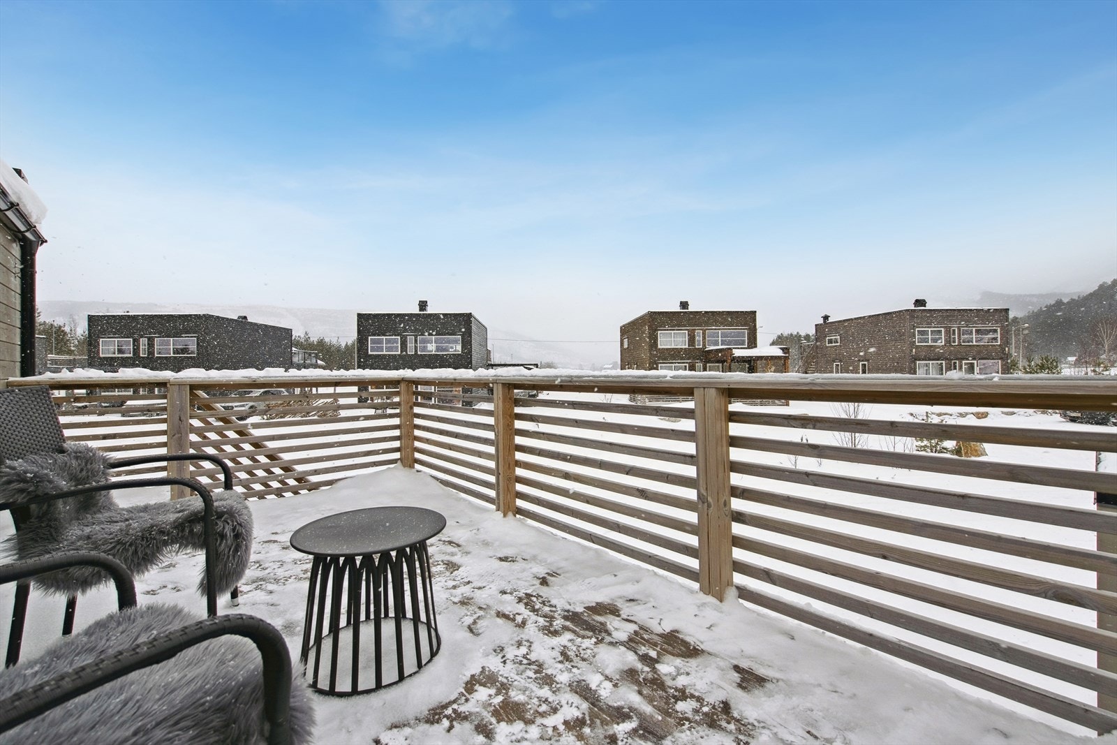 Solrik altan i 2. etasje med plass til utemøbler. Adkomst via 2. etg og utvendig trapp. Galleribilde