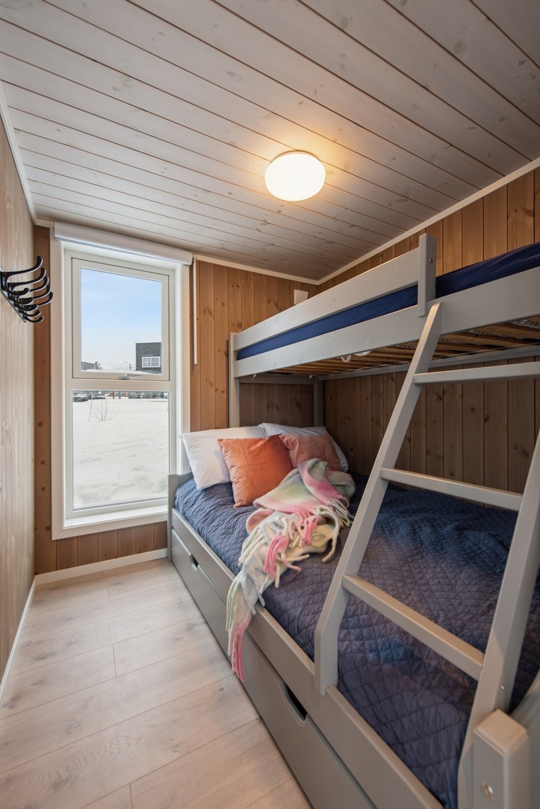 Store vinduer gir godt med naturlig lys i rommet. Galleribilde