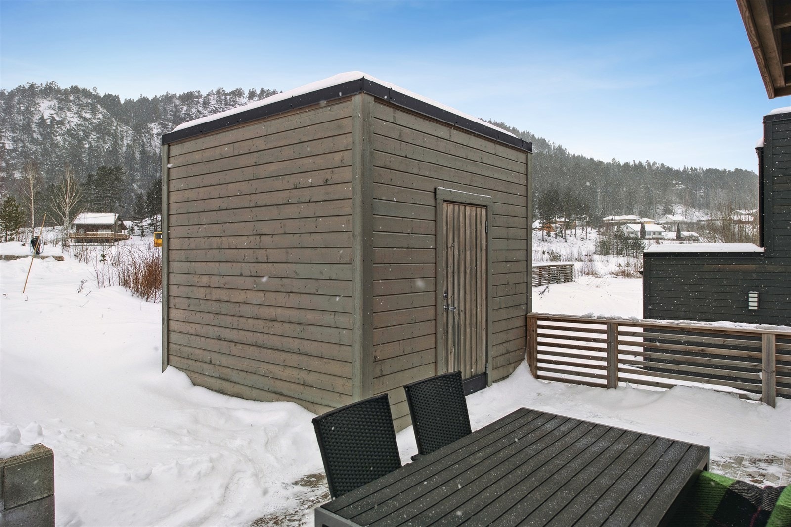 Utvendig bod ved terrassen. Galleribilde