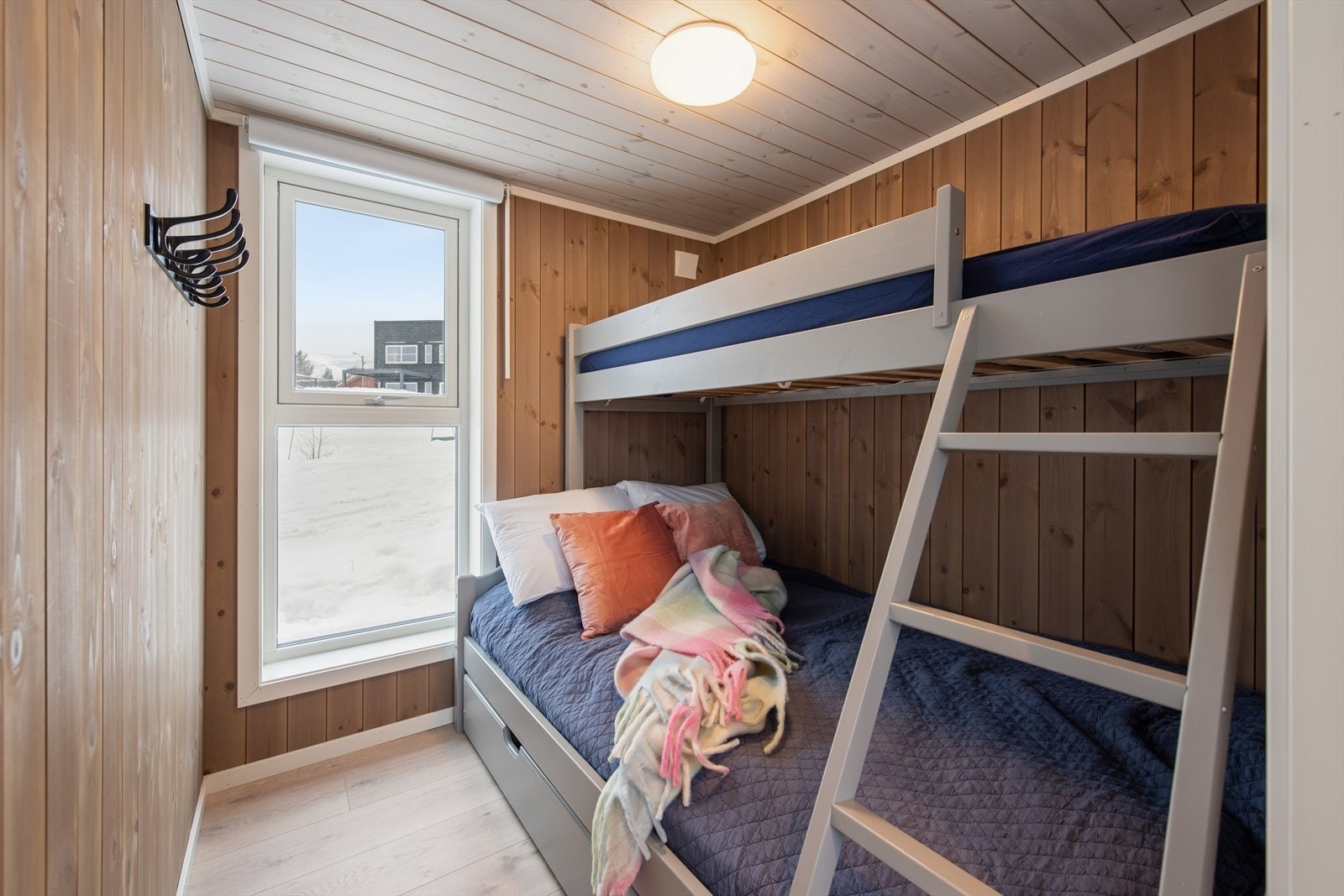 I 1. etasje er det to soverom. Det ene rommet har familiekøye og lagringsplass i skuffen under. Galleribilde