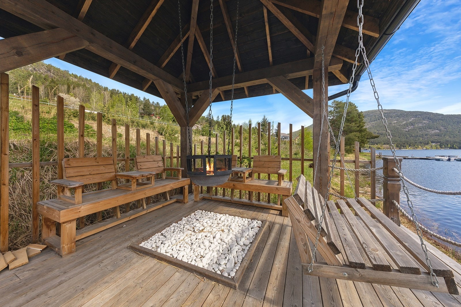 Like ved hytta er det etablert et overbygget bålhus med fine sitteplasser og muligheter for å bade fra brygga. Galleribilde