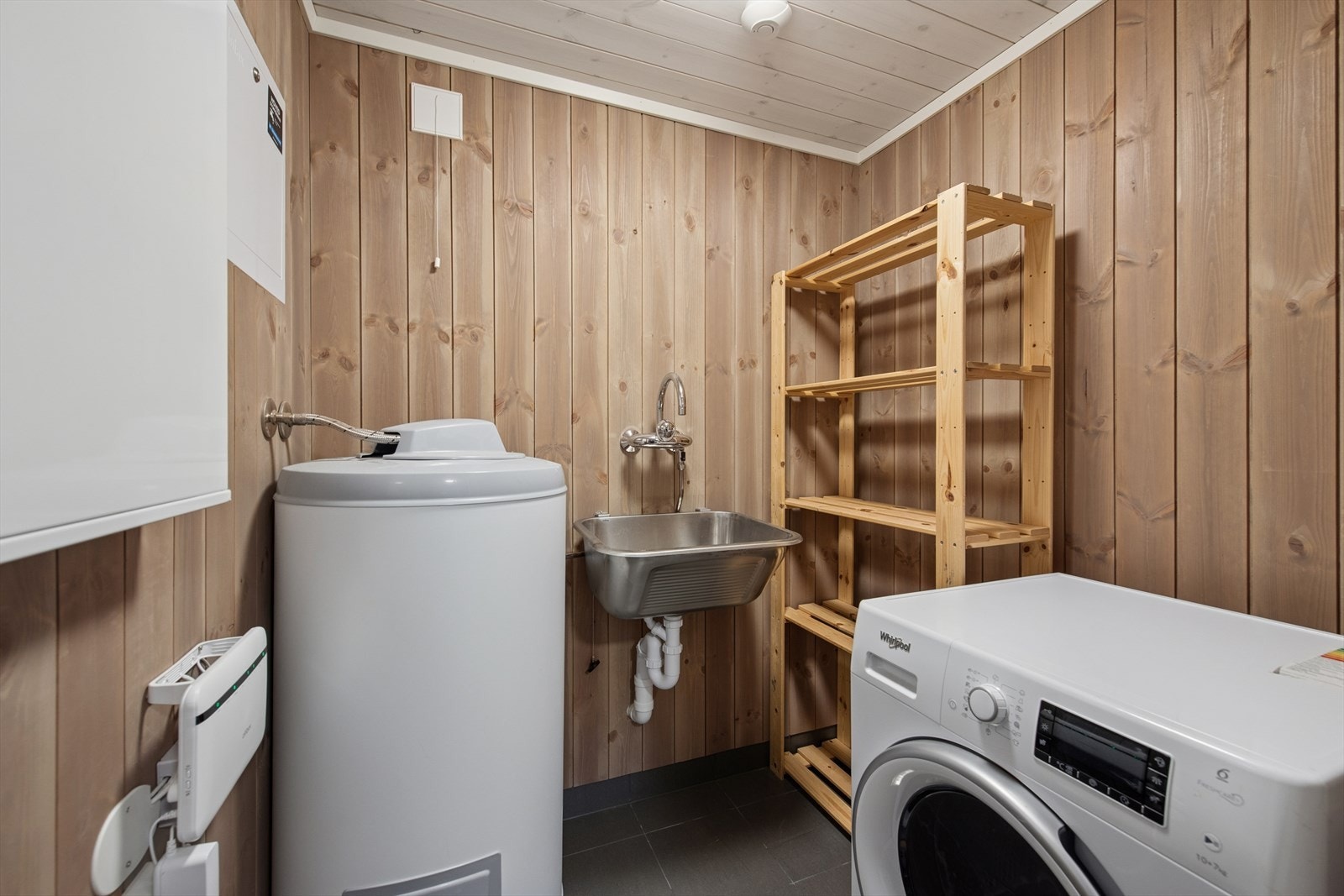 Praktisk separat vaskerom med hylleplass, opplegg for vaskemaskin og utslagsvask. Galleribilde