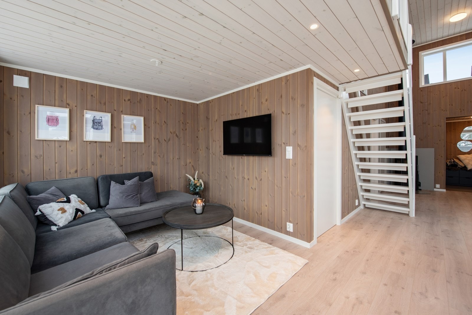 En perfekt hytte for en aktiv familie. Lysløype rett bak hytta vinterstid og fotballløkke sommerstid. Det er mulighet for båtplass kun få min. gange fra hytteveggen. Galleribilde