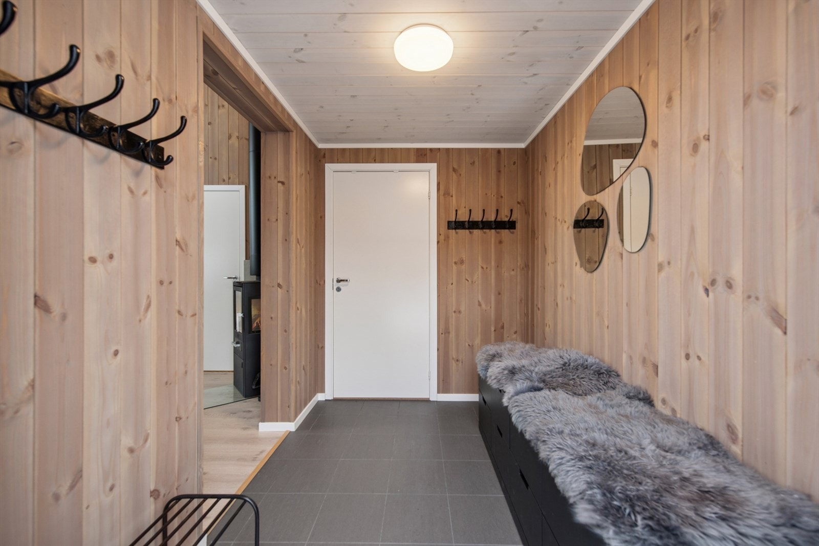 Velkommen inn! Flislagt gulv i entréen og plass til yttertøy og sko. Galleribilde