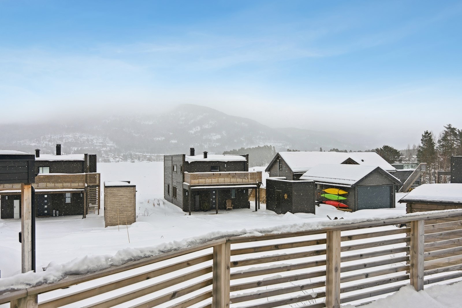 Fra terrassen er det fin utsikt mot vannet. Kort vei til nydelige friområdet ved båtbrygga og bålplass som kan benyttes av alle! Galleribilde