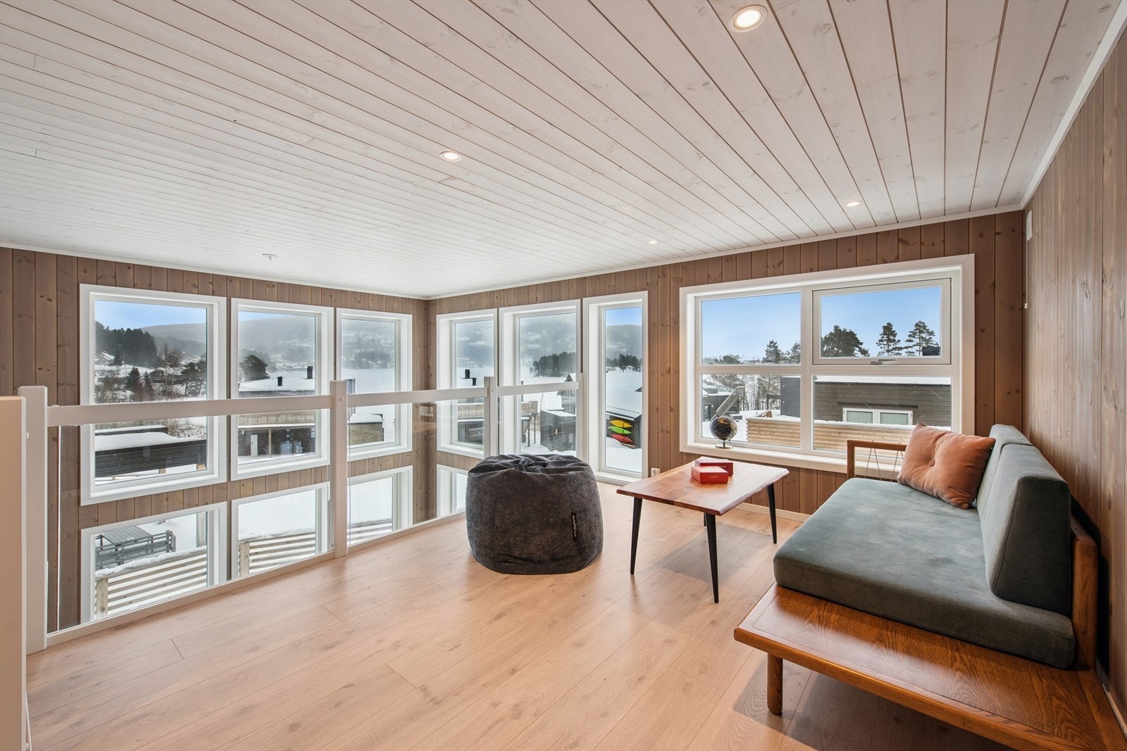 Åpent fra 1. etasje og opp til hems hvor du får flott effekt av de store vindusflatene. Nydelig utsyn til vannet. Galleribilde