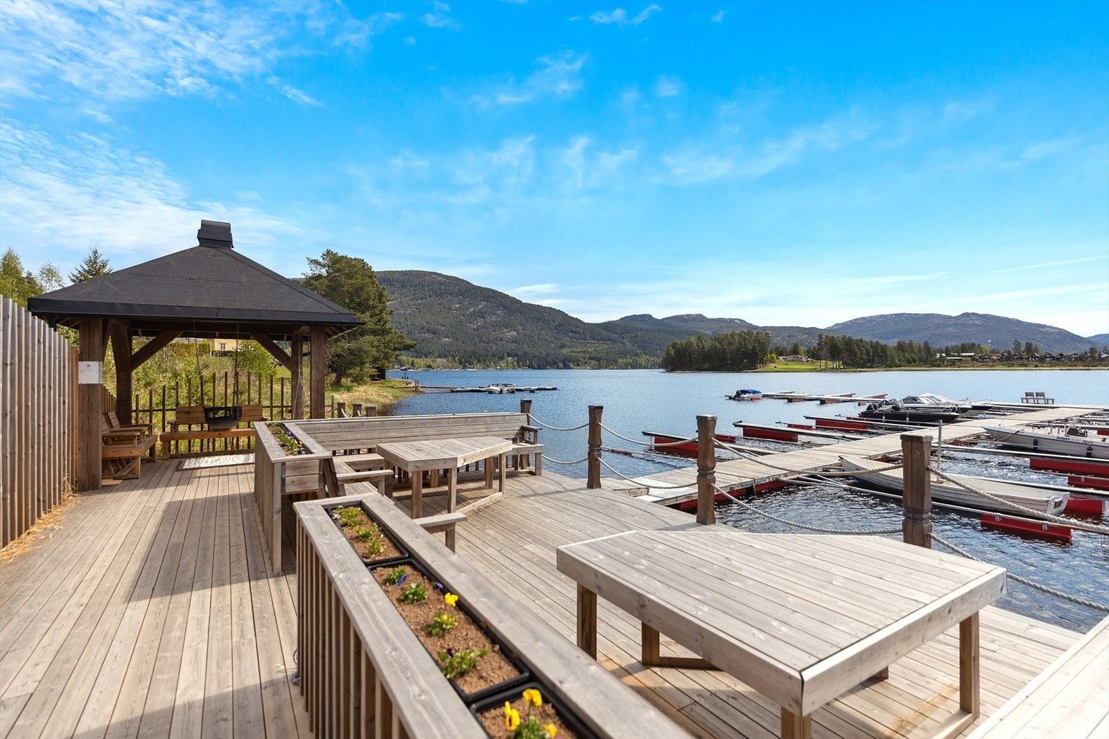 Dette nydelige friområdet er ved båtbrygga. Her er det bålplass som kan benyttes av alle! Galleribilde