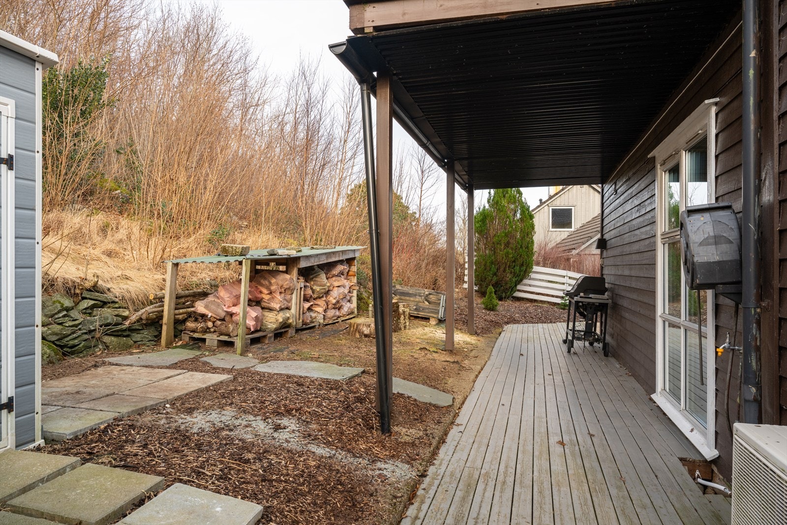 På baksiden av huset er det satt opp lagringsplass til ved, og en bod som gir rom for mer oppbevaring. Galleribilde