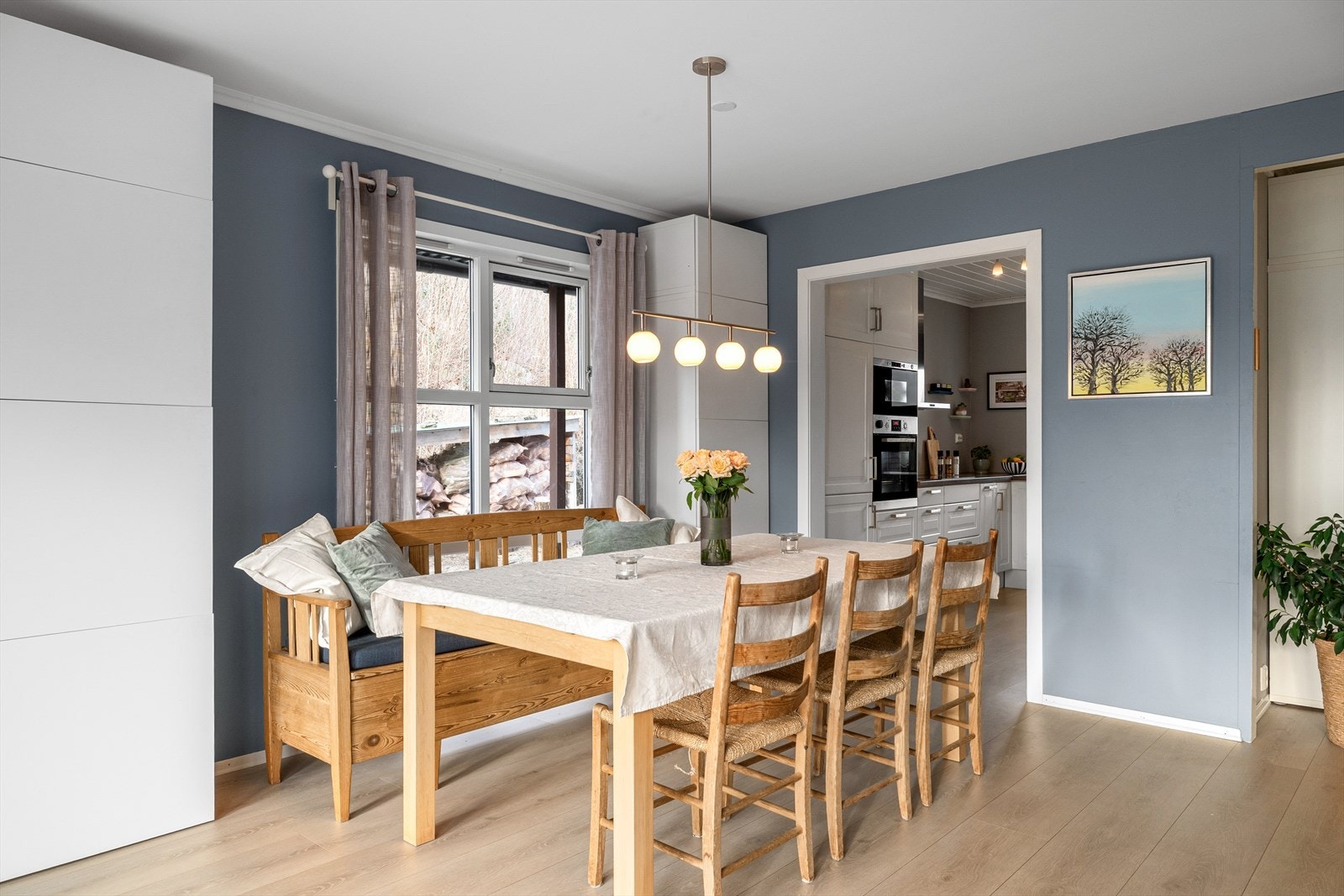 Fra spisestuen er det direkte adkomst til kjøkkenet. Galleribilde