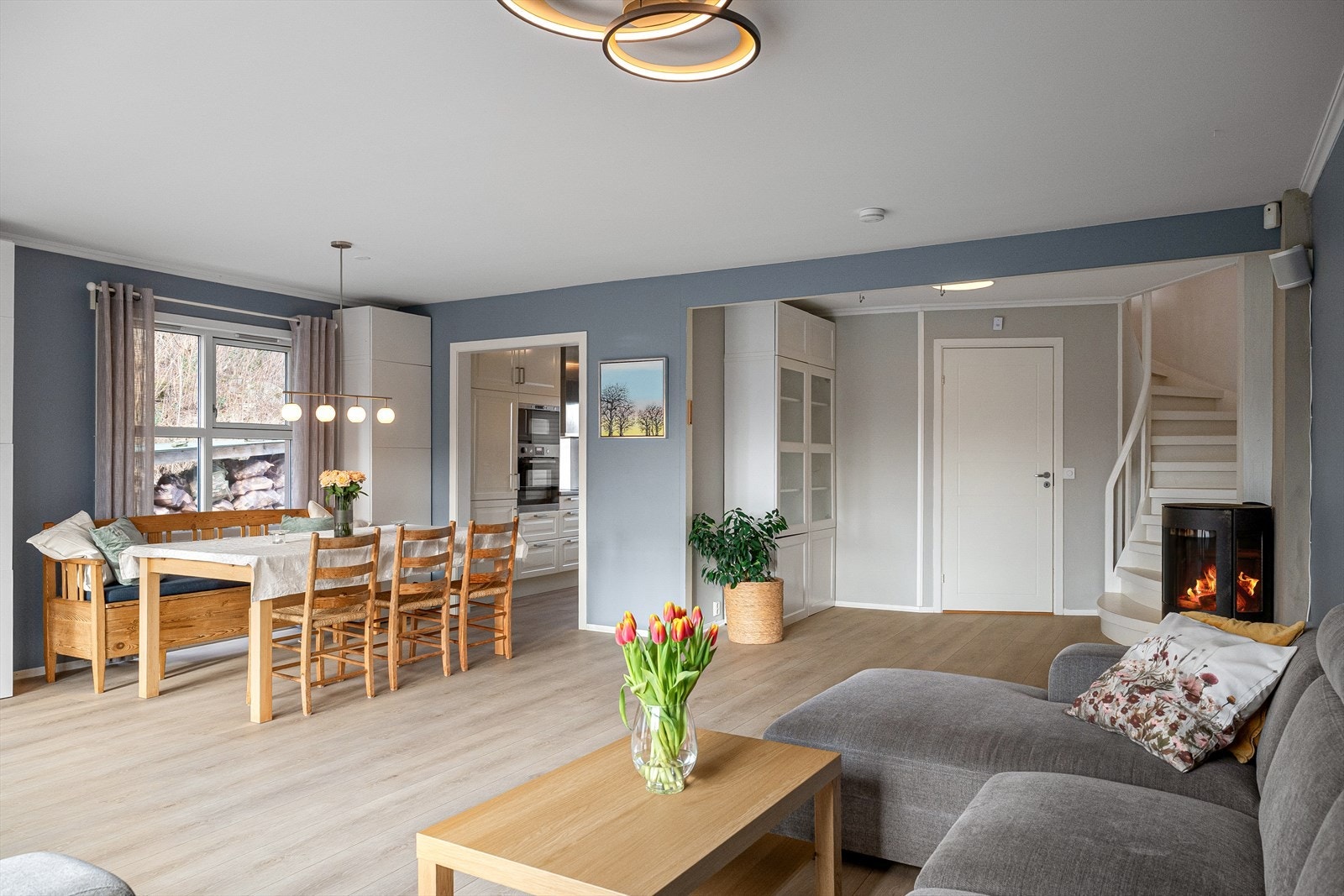 Romslig stue med god møbleringsfrihet og harmonisk planløsning som skaper en lun og innbydende atmosfære. Galleribilde