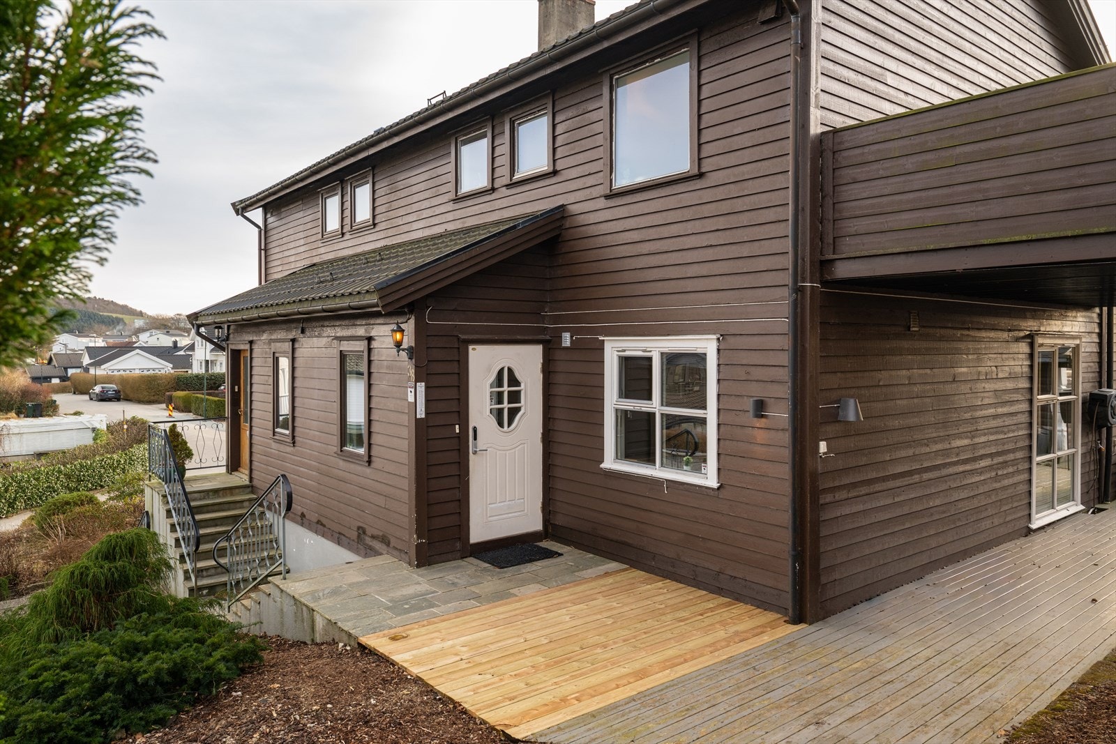 Ved inngangspartiet er det delvis byttet ut noen av terrassebordene. Galleribilde