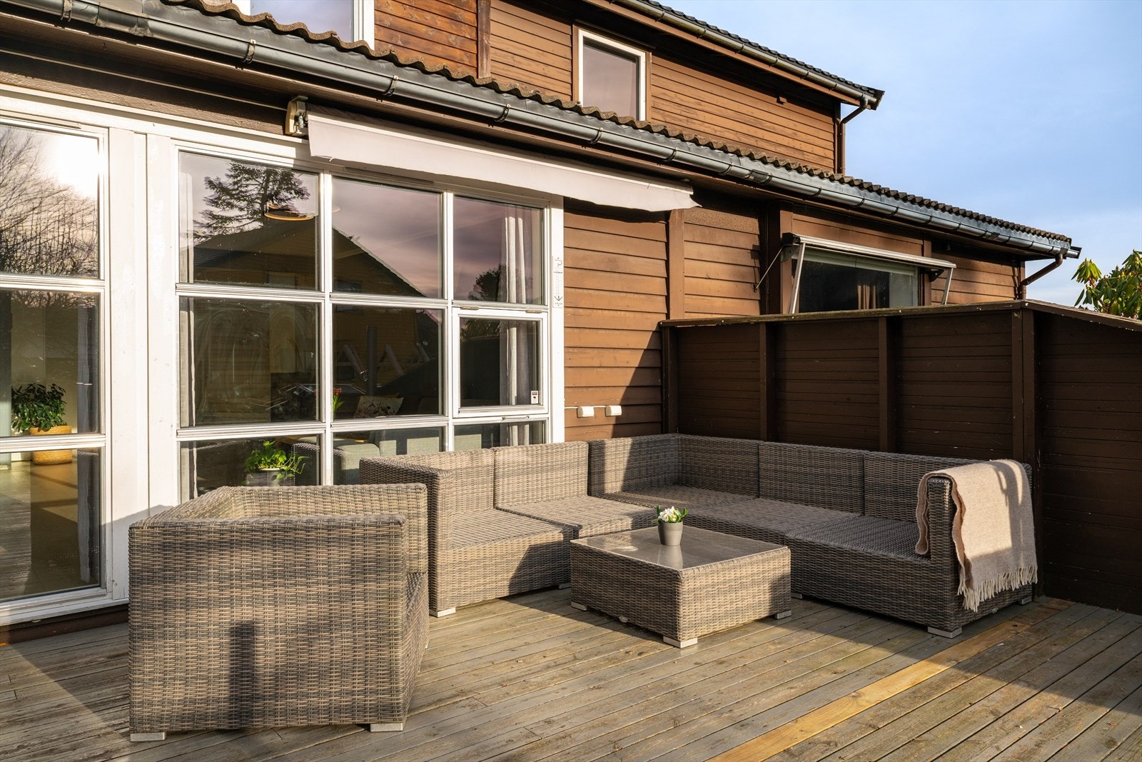 En flott og skjermet terrasse som er vendt mot sør med gode solforhold. Galleribilde