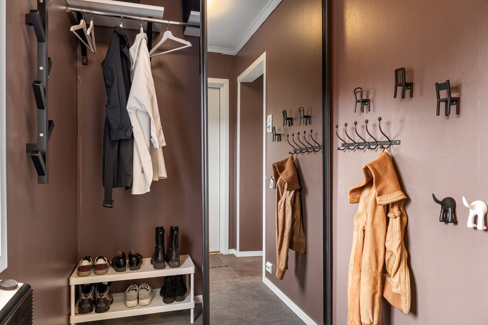 En romslig entré med gode garderobemuligheter. Galleribilde