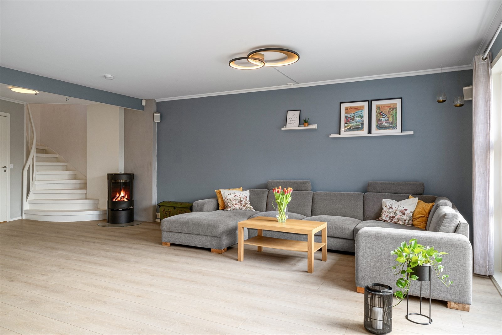 God plass til sofagruppe og peis som varmer godt på kaldere dager. Galleribilde