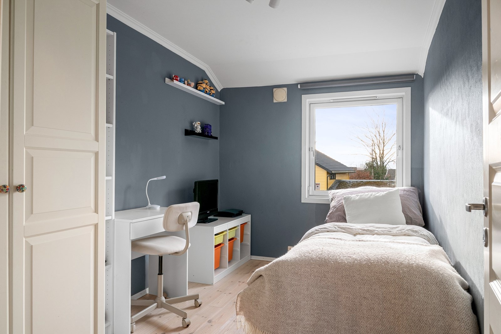 Et ekstra soverom i øverste etasje, som gjør boligen mer attraktiv for familier. Galleribilde