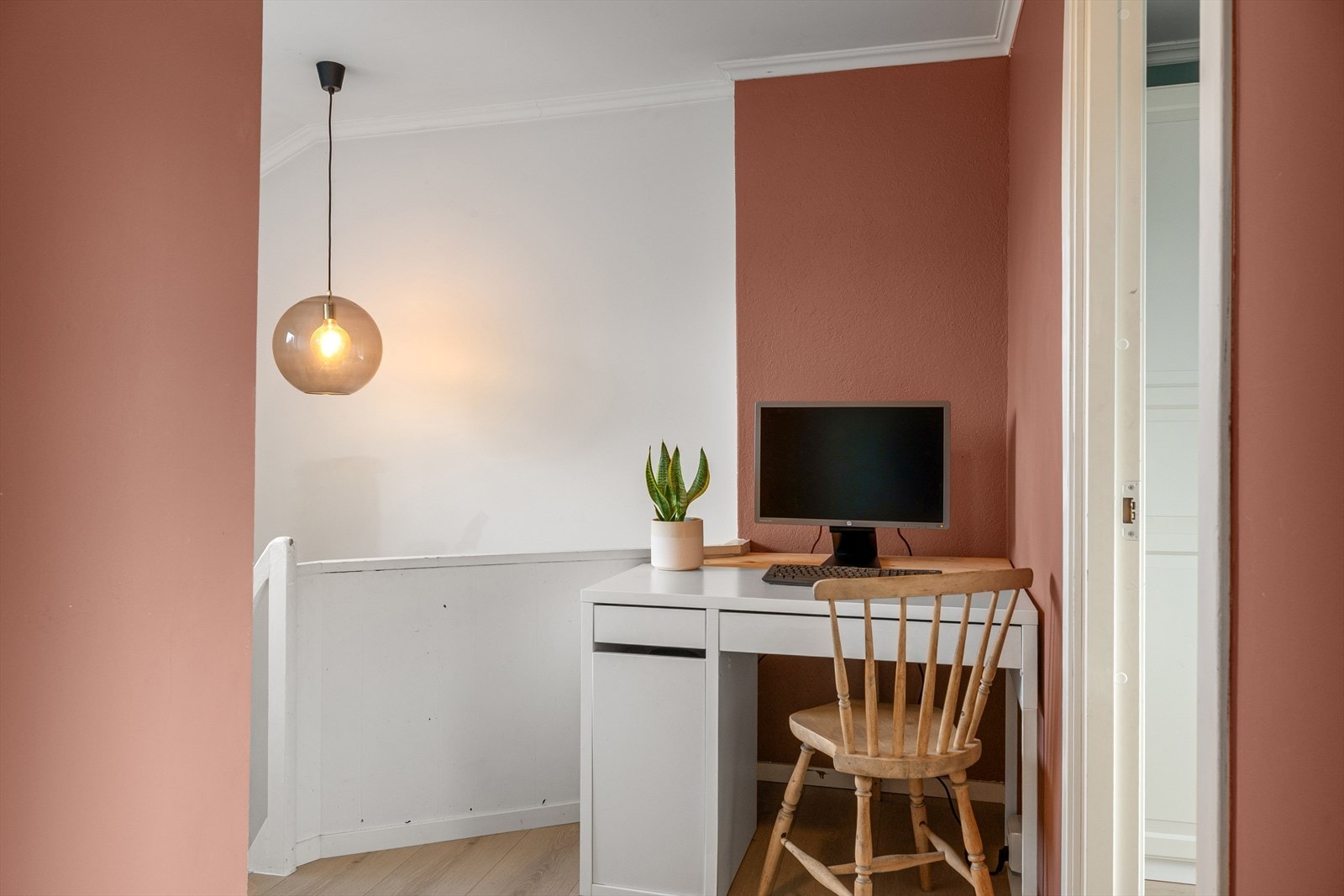 I gangen har du en spesialtilpasset pult som gir en funksjonell og praktisk kontorløsning. Galleribilde