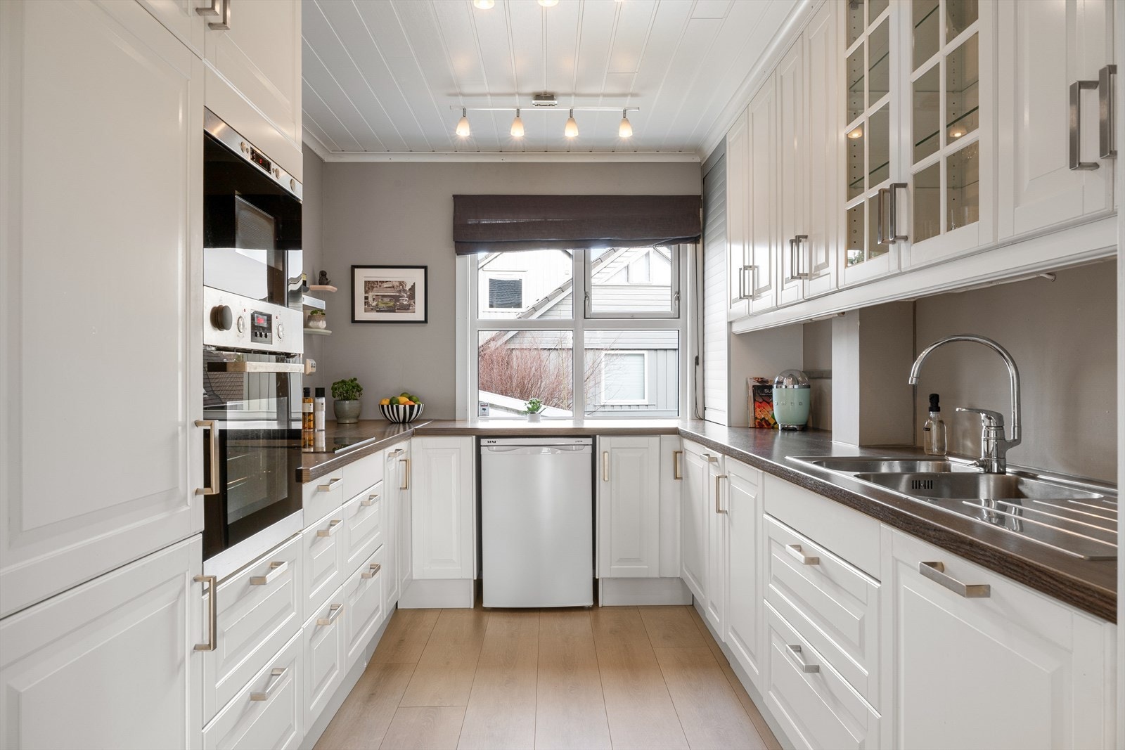 Stilrent og funksjonelt kjøkken med god skap og benkeplass, integrerte hvitevarer og tidløse materialvalg som gir et ryddig og moderne uttrykk. Galleribilde