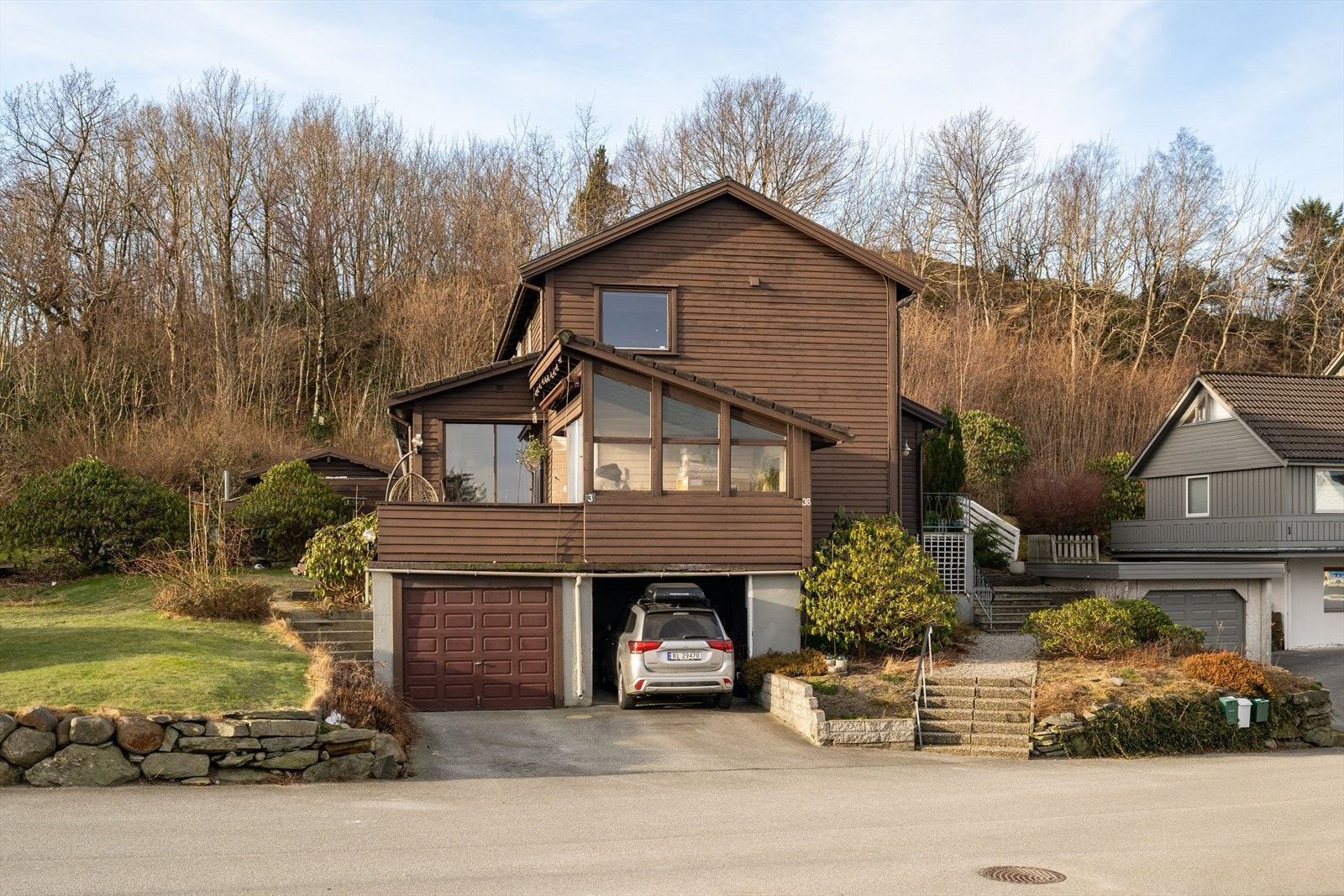 Bakre del av tomannsbolig. Carport til høyre medfølger denne boligen. Galleribilde