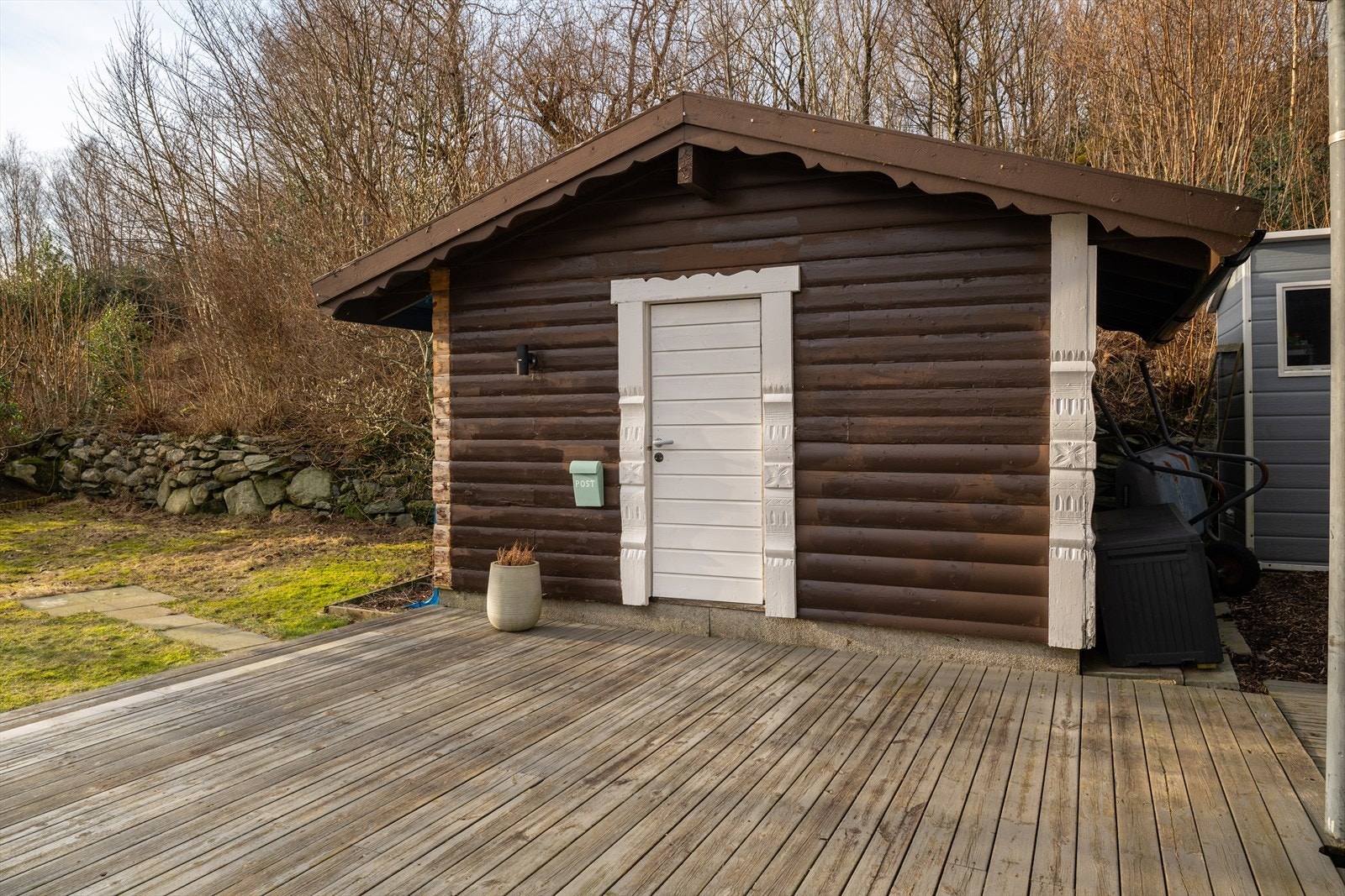 Et trivelig anneks som blir brukt til blant annet lekerom og gjesterom på sommeren. Galleribilde