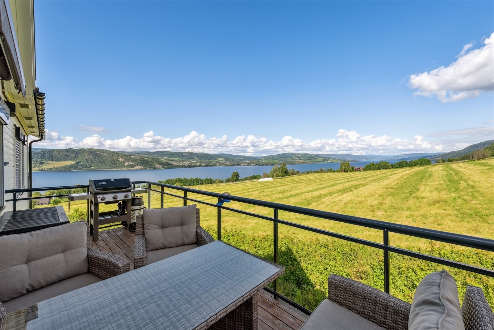 Balkongen på 13 m² gir rikelig med plass til både sittegruppe og grill. Galleribilde