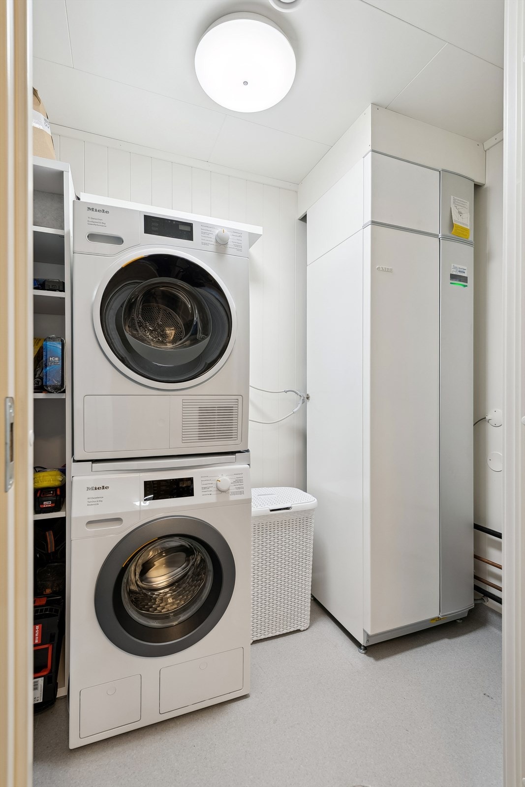 Et separat teknisk rom med opplegg for vaskemaskin samler boligens tekniske installasjoner. Galleribilde