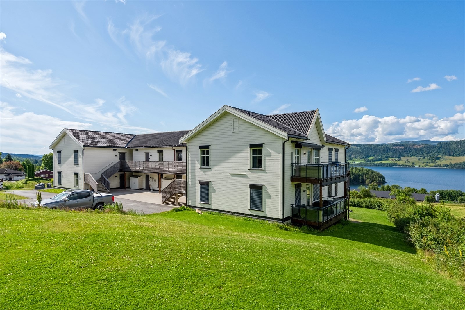 Beliggenheten på Fjelstad kombinerer moderne bokomfort med naturskjønne omgivelser og flotte turmuligheter. Galleribilde