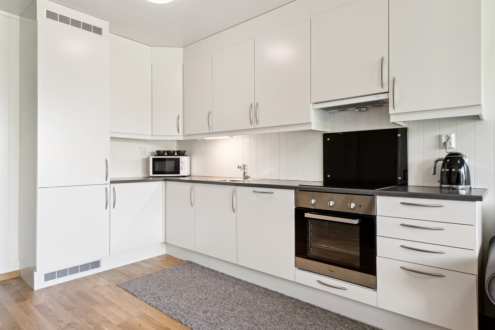 For ekstra trygghet er kjøkkenet utstyrt med komfyrvakt og automatisk vannstopp. Galleribilde