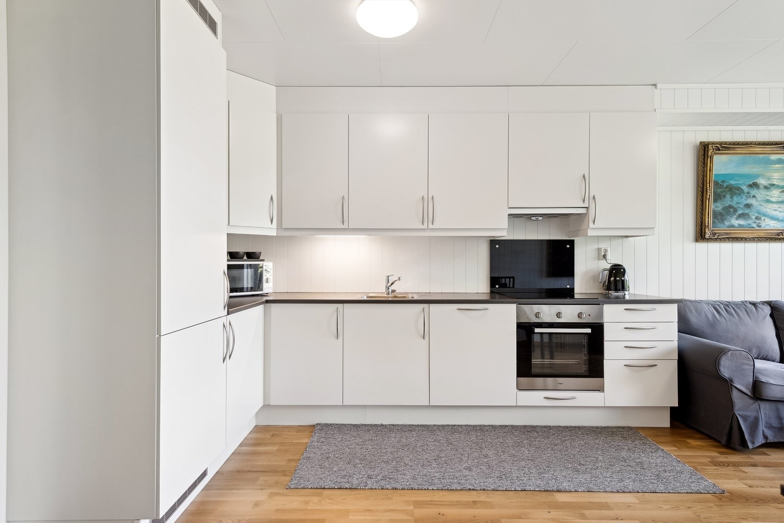 Kjøkkeninnredningen er praktisk utformet med god skapplass og en slitesterk laminatbenkeplate. Galleribilde