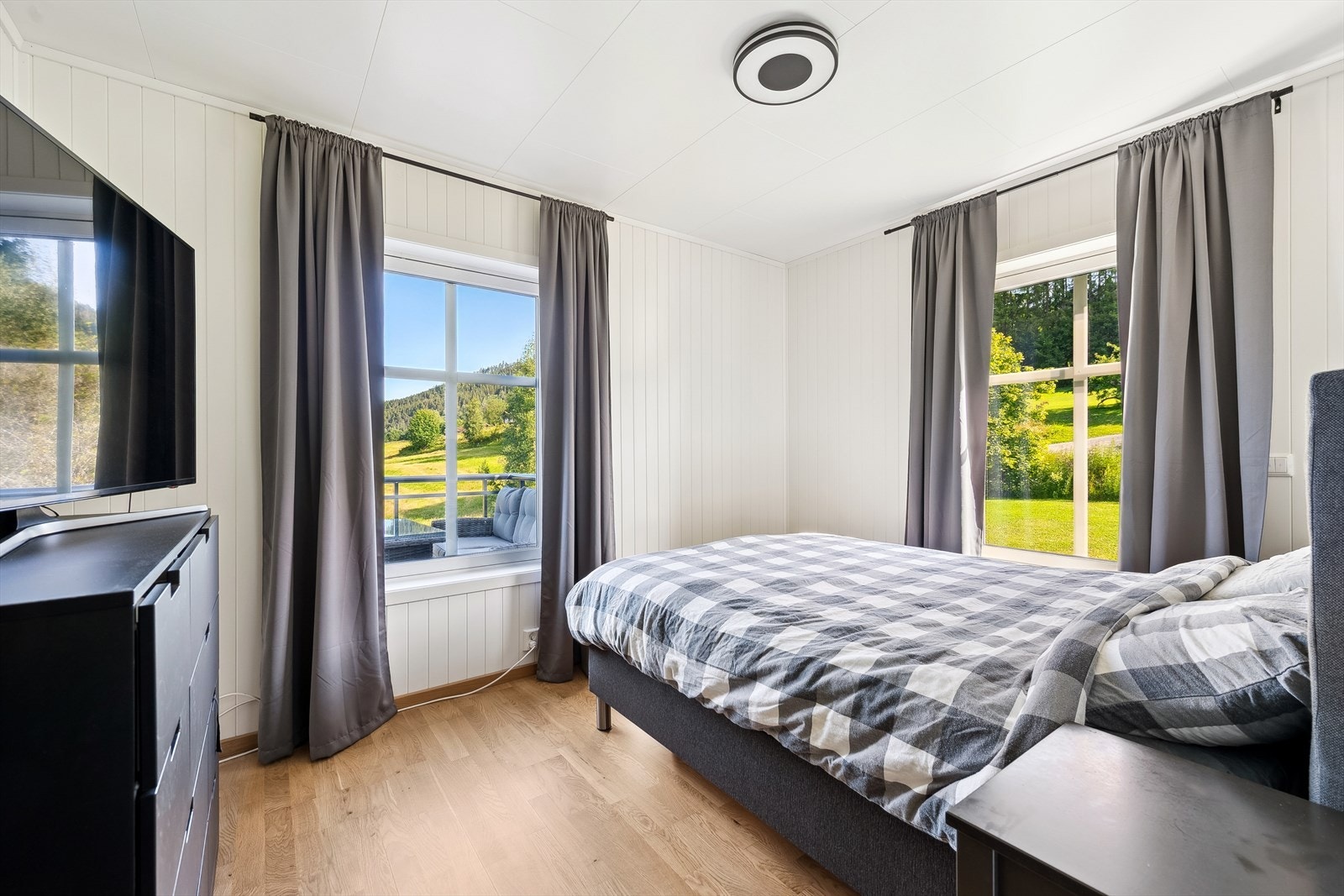 Leiligheten har to soverom. Hovedsoverommet har god plass til dobbeltseng og garderobeløsning. Galleribilde