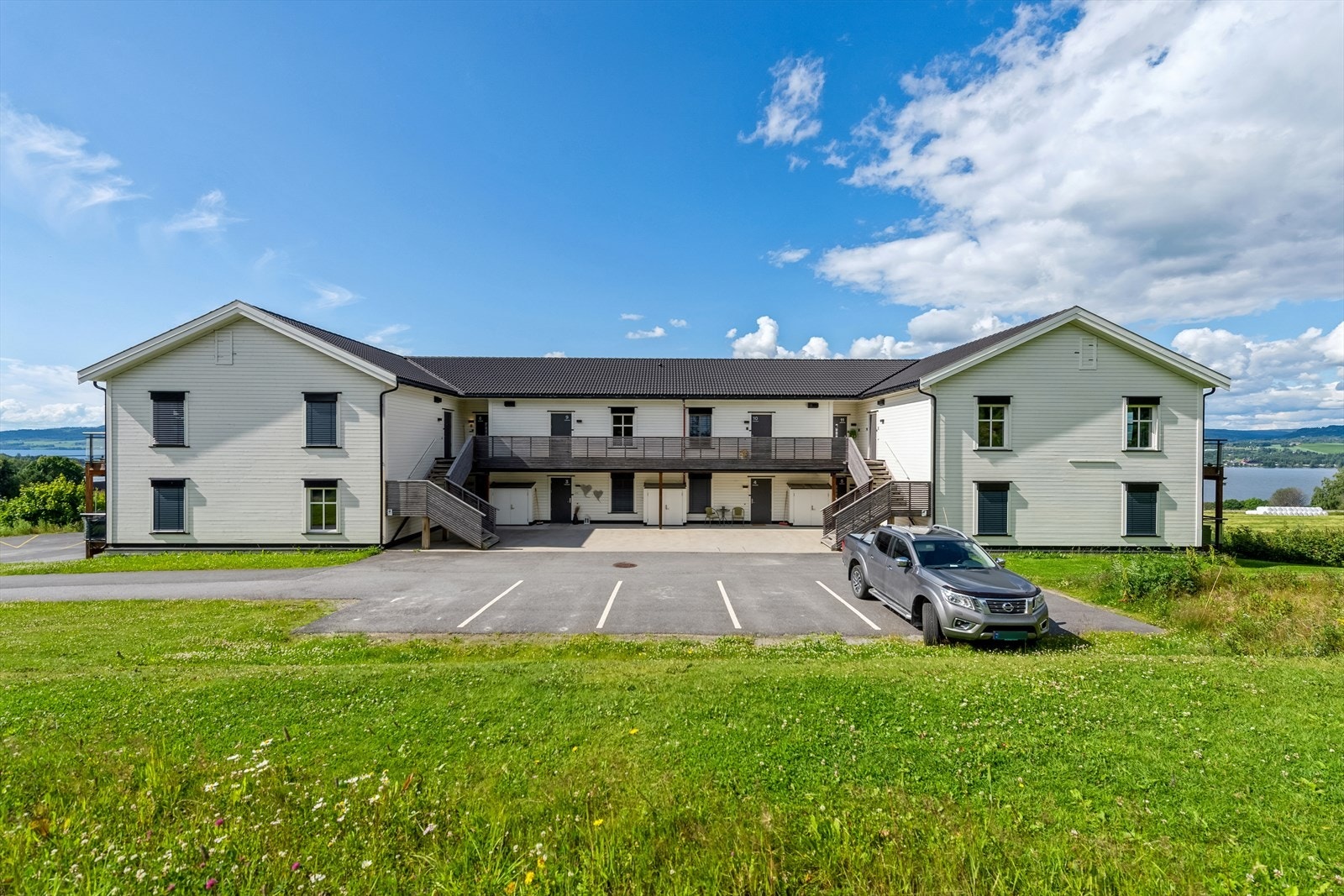 Bygget fra 2018 har en pen fasade og ligger i rolige omgivelser, kun fire minutter fra Moelv sentrum. Galleribilde