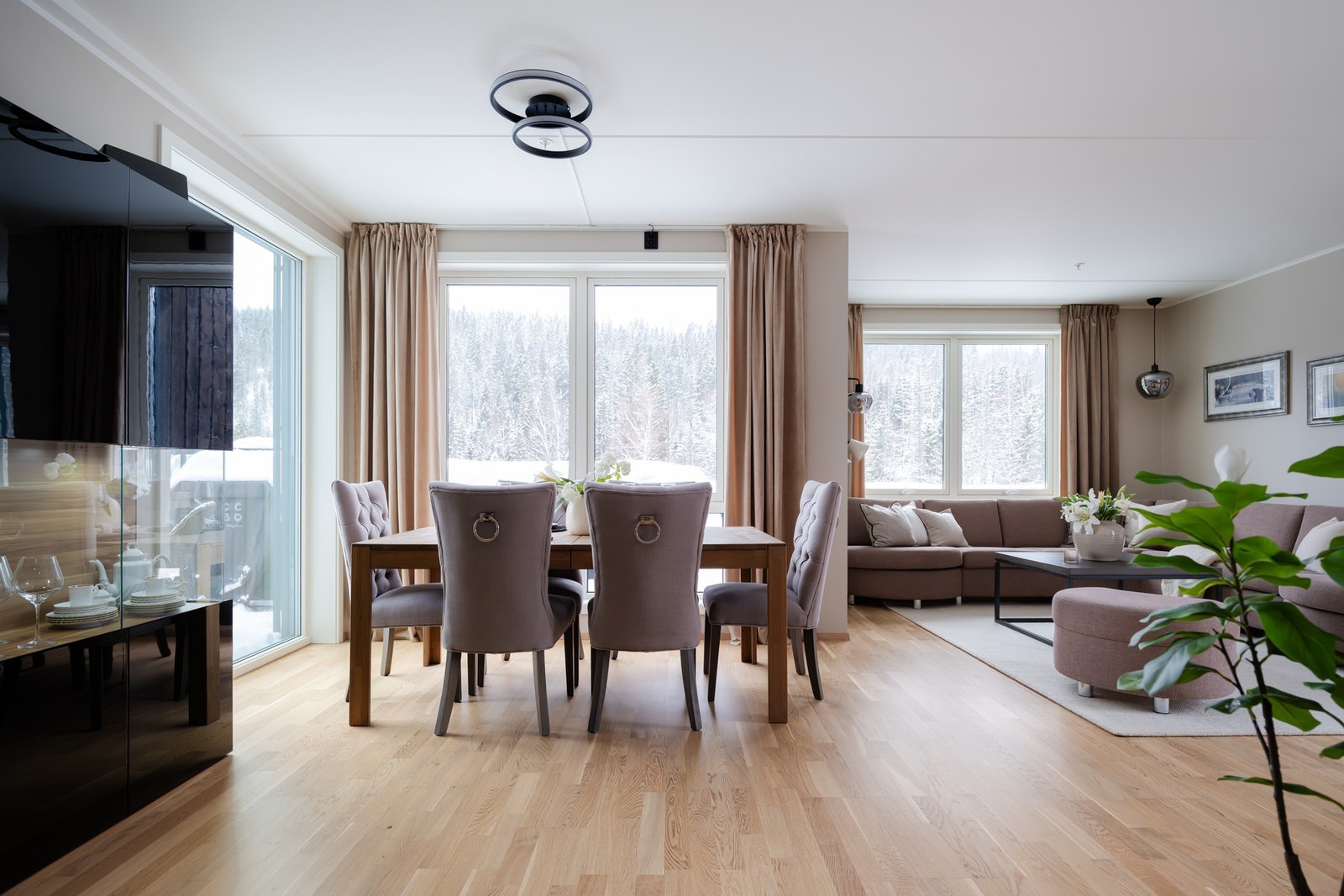 Svært god plass til stor salonggruppe og spisestue. Galleribilde