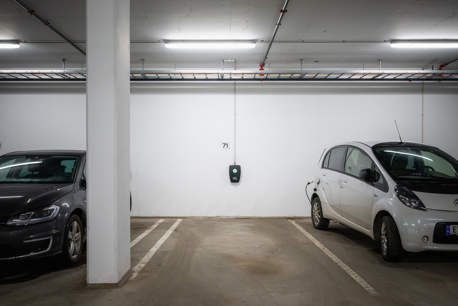 Garasjeplass med el-billader i felles, oppvarmet garasjeanlegg følger med boligen. Galleribilde